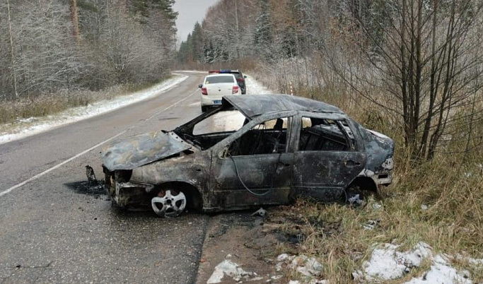 В Тверской области опрокинулся и загорелся автомобиль