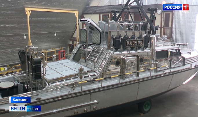 В Калязине построили уникальную хромированную яхту «Сарацин»
