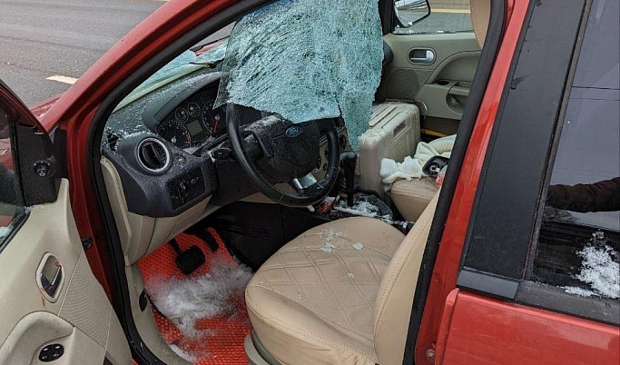 В Тверской области на легковушку упала глыба льда и пробила лобовое стекло