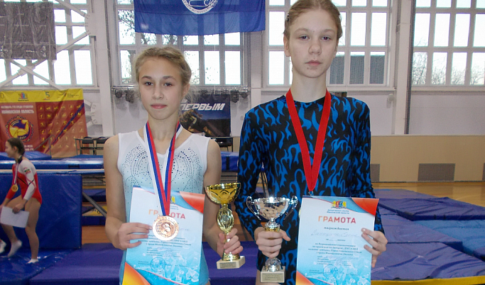 Тверские акробаты вернулись со всероссийских соревнований с тремя медалями