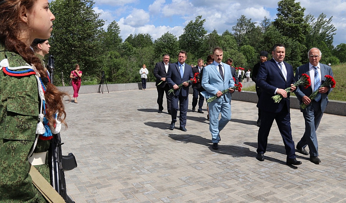 Игорь Руденя посетил отреставрированный мемориал в деревне Ксты Пеновского района