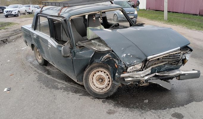 В Калязине два автомобиля не поделили дорогу, один из водителей пострадал