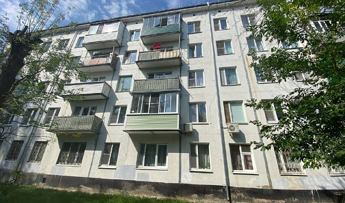 Малыш выпал из окна четвертого этажа в Тверской области