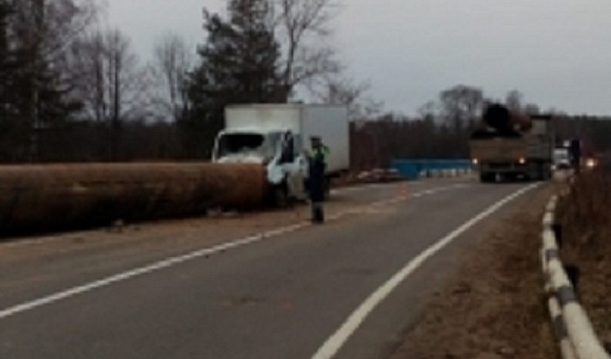 В Тверской области выпавшая из грузовика труба стала причиной ДТП