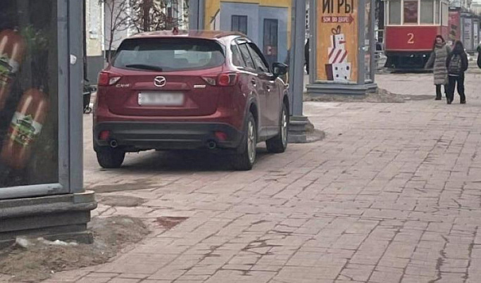 Заехавшего на пешеходную улицу в Твери водителя оштрафовали
