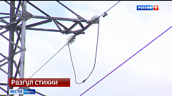 Энергетики ликвидируют последствия ночного урагана в Тверской области 