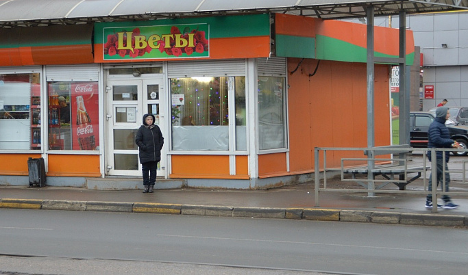 На улице Орджоникидзе в Твери демонтируют цветочный магазин