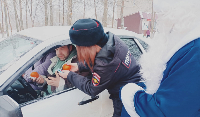 В Тверской области полицейские вручили подарки участникам дорожного движения в честь Нового года