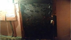 Жильцам квартиры на площади Славы в Твери подожгли дверь