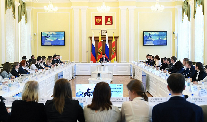 В День российского студенчества Игорь Руденя встретился с членами Молодёжного правительства региона