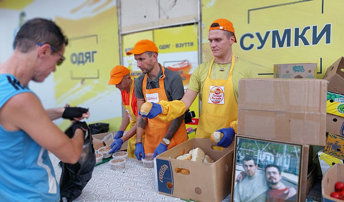 Тверской волонтер раздавал в Рубежном еду в память о погибших коллегах