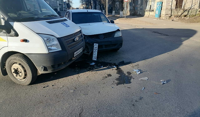 48-летний мужчина пострадал в ДТП легковушки и микроавтобуса в Тверской области