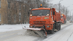 Дорожные службы продолжают уборку снега на улицах Твери