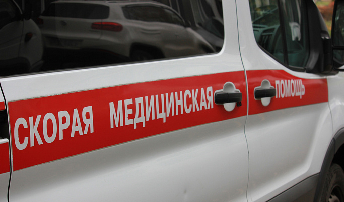 В Тверской области иномарка протаранила припаркованный автомобиль