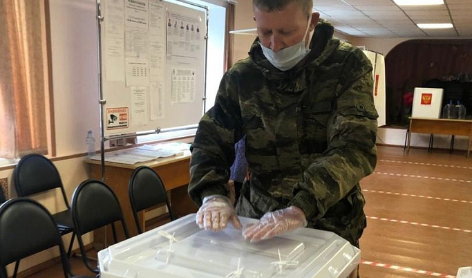 Рыбак с уловом пришёл на выборы в Бежецке