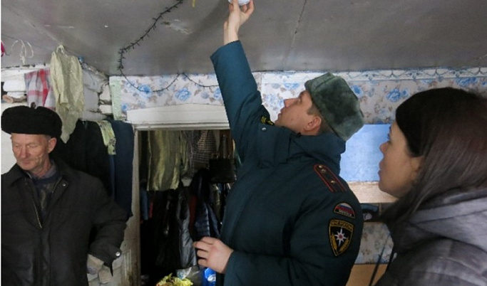 В Лихославле сотрудники МЧС устанавливают в домах многодетных семьей дымоизвещатели