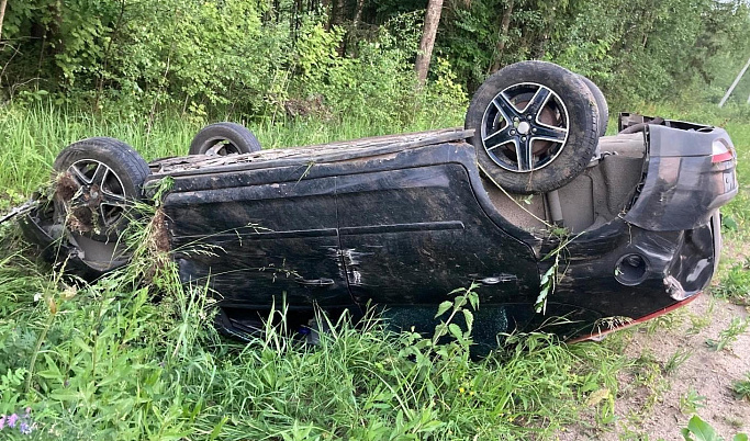 В Тверской области в перевернувшейся на крышу легковушке нашли пострадавшего водителя