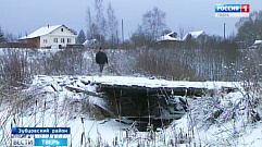 В Зубцовском районе в деревне Зеленьково жители страдают из за полуразрушенного моста