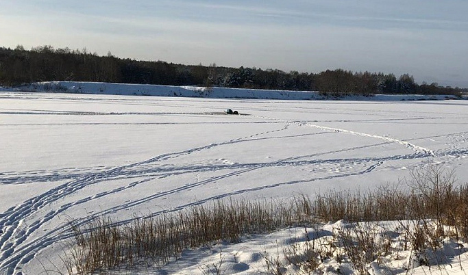 Под лёд реки Медведица в Тверской области провалился трактор, есть погибшие