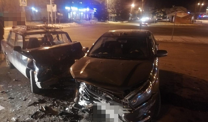 В Тверской области водитель «Лады» не уступил дорогу и смял две машины 