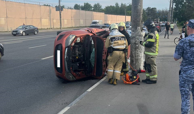Автомобиль врезался в столб в Твери, погиб пассажир
