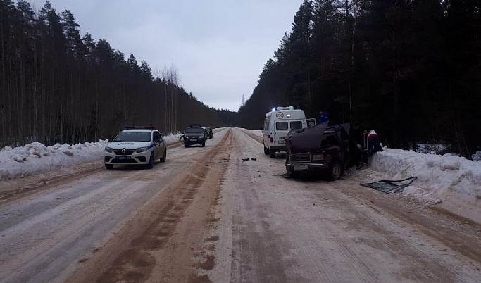 Два человека пострадали из-за выезда автомобиля на «встречку» в Тверской области