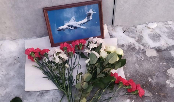 Неравнодушные жители Твери организовали стихийный мемориал о погибшем экипаже Ил-76