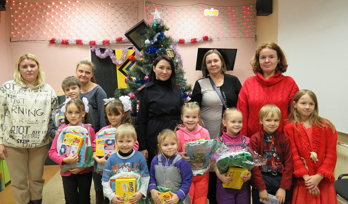 В канун Нового года в Твери транспортные полицейские провели для детей реабилитационного центра мастер-класс