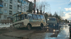В Ржеве в яму угодил маршрутный автобус