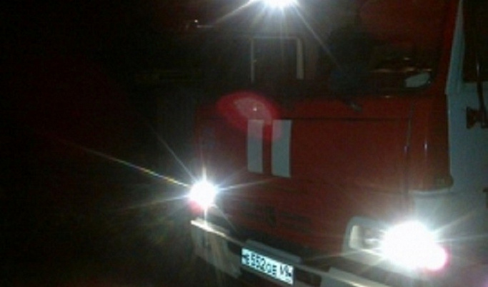 26 спасателей тушили пожар ночью в Кувшинове