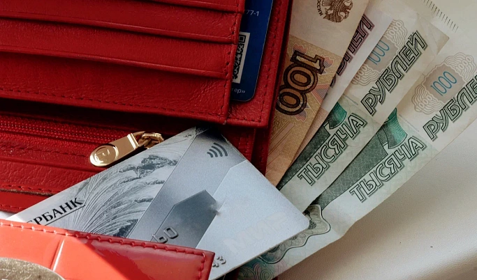 Тверичанин украл деньги с чужой банковской карты