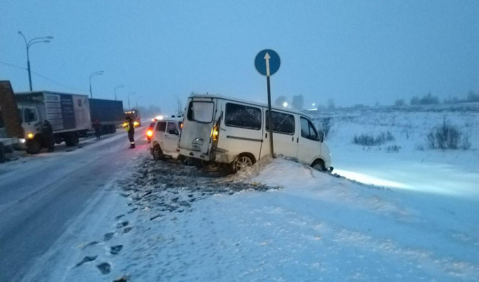 На трассе М-9 в Тверской области в аварию попали четыре автомобиля