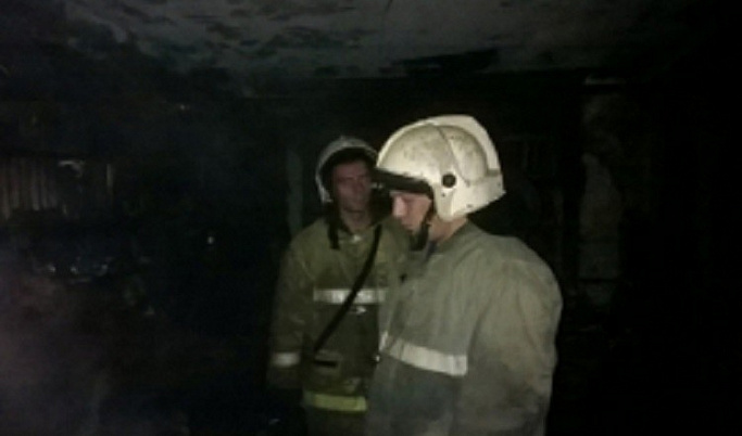 На пожаре в многоквартирном доме в Твери пострадал человек