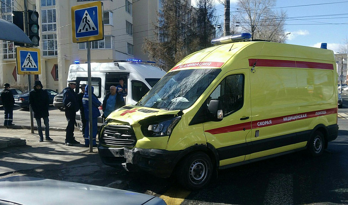 Машина «скорой помощи» попала в ДТП на улице Софьи Перовской в Твери