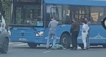 В Твери на светофоре городской автобус сбил 49-летнюю женщину