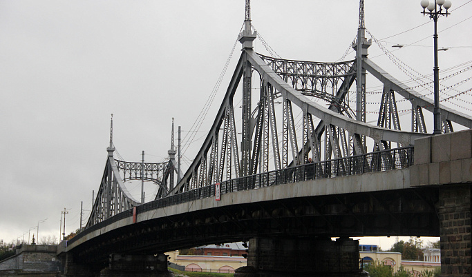 На Старом мосту в Твери модернизируют освещение за 4,7 млн рублей