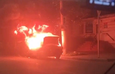 В Заволжском районе Твери на дороге сгорел автомобиль | Видео