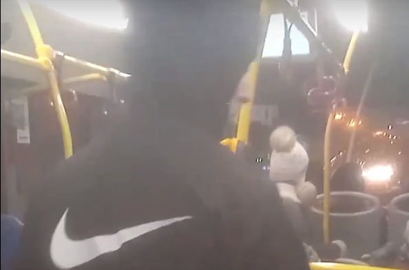 В Твери водитель автобуса через громкоговоритель угрожал пассажиру | Видео