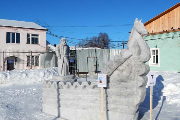 В Тверской области осужденные слепили из снега памятник Афанасию Никитину, ладью и козла