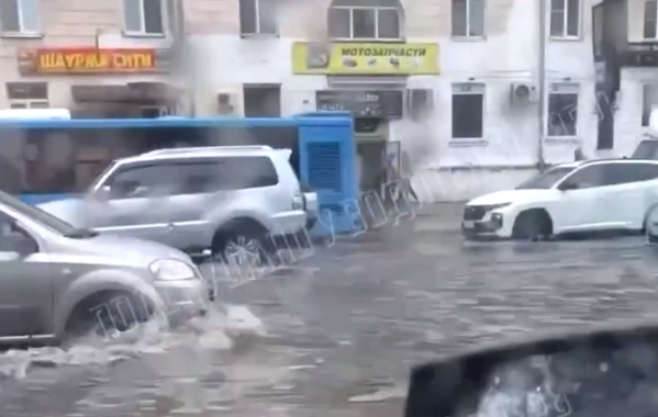 В Твери после ливневых дождей затопило проспект Победы