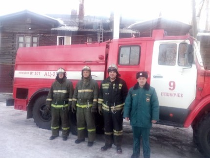 Спасатели эвакуировали восемь человек из горящего дома в Тверской области