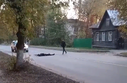 В Тверской области неадекватные молодые люди ложатся под колеса машин