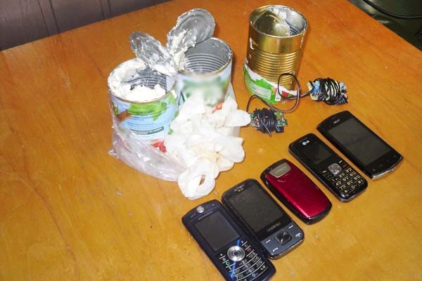 Заключенным в Тверской области пытались передать телефоны в консервных банках