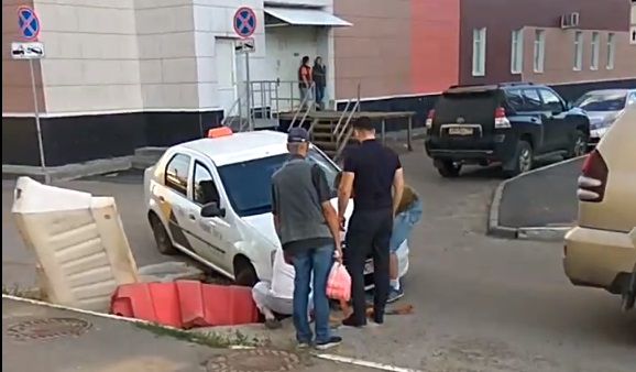 Автомобиль такси провалился в яму в одном из дворов Твери| видео