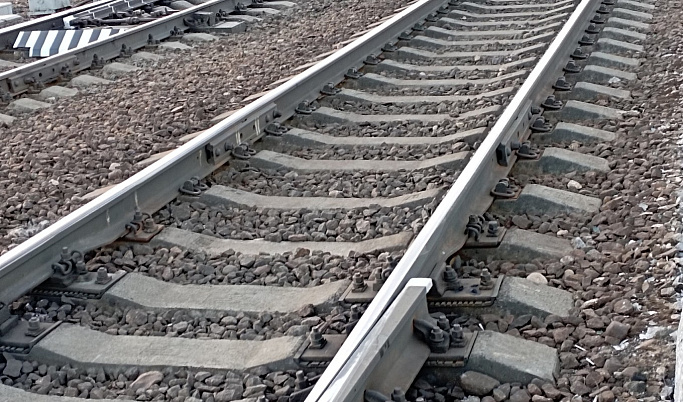 Поезд насмерть сбил находившуюся на рельсах женщину в Тверской области