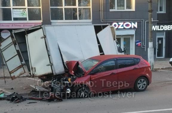 В Твери легковушка за ночь устроила несколько ДТП