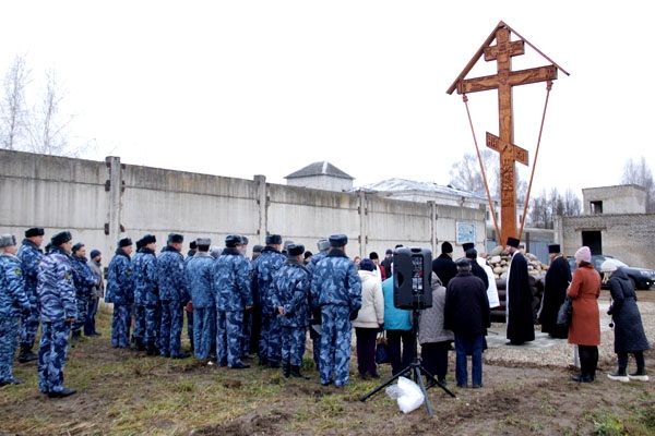 На въезде в Бежецк установили крест, изготовленный осужденными