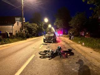 В Твери мотоциклист пытался уйти от преследования и врезался в автомобиль