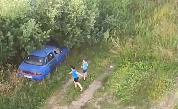 На камеру попали два несовершеннолетних вандала, которые разгромили автомобиль в Твери