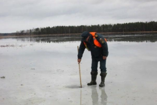 Рыбаки едва не утонули из-за тонкого льда в Тверской области